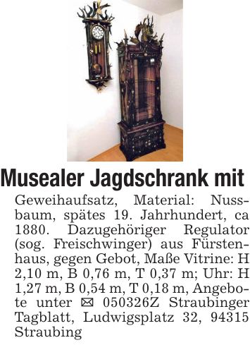 Musealer Jagdschrank mit Geweihaufsatz, Material: Nussbaum, spätes 19. Jahrhundert, ca 1880. Dazugehöriger Regulator (sog. Freischwinger) aus Fürstenhaus, gegen Gebot, Maße Vitrine: H 2,10 m, B 0,76 m, T 0,37 m; Uhr: H 1,27 m, B 0,54 m, T 0,18 m, Angebote unter _ ***Z Straubinger Tagblatt, Ludwigsplatz 32, 94315 Straubing